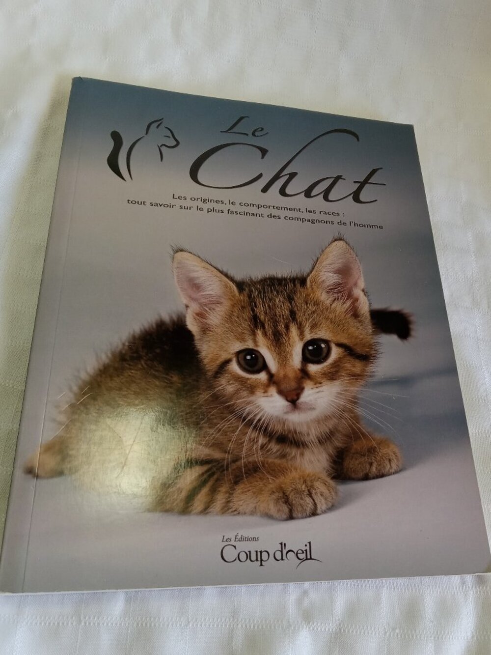 Book "Le chat", in French
